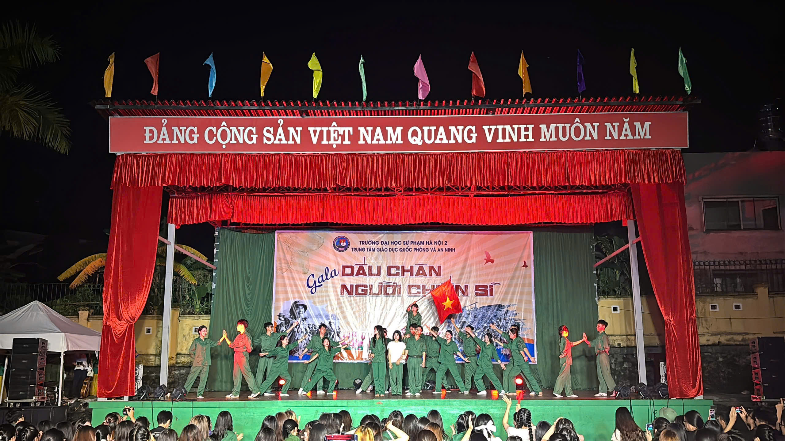 HOẠT ĐỘNG NGOẠI KHÓA - GALA VĂN NGHỆ K272 
