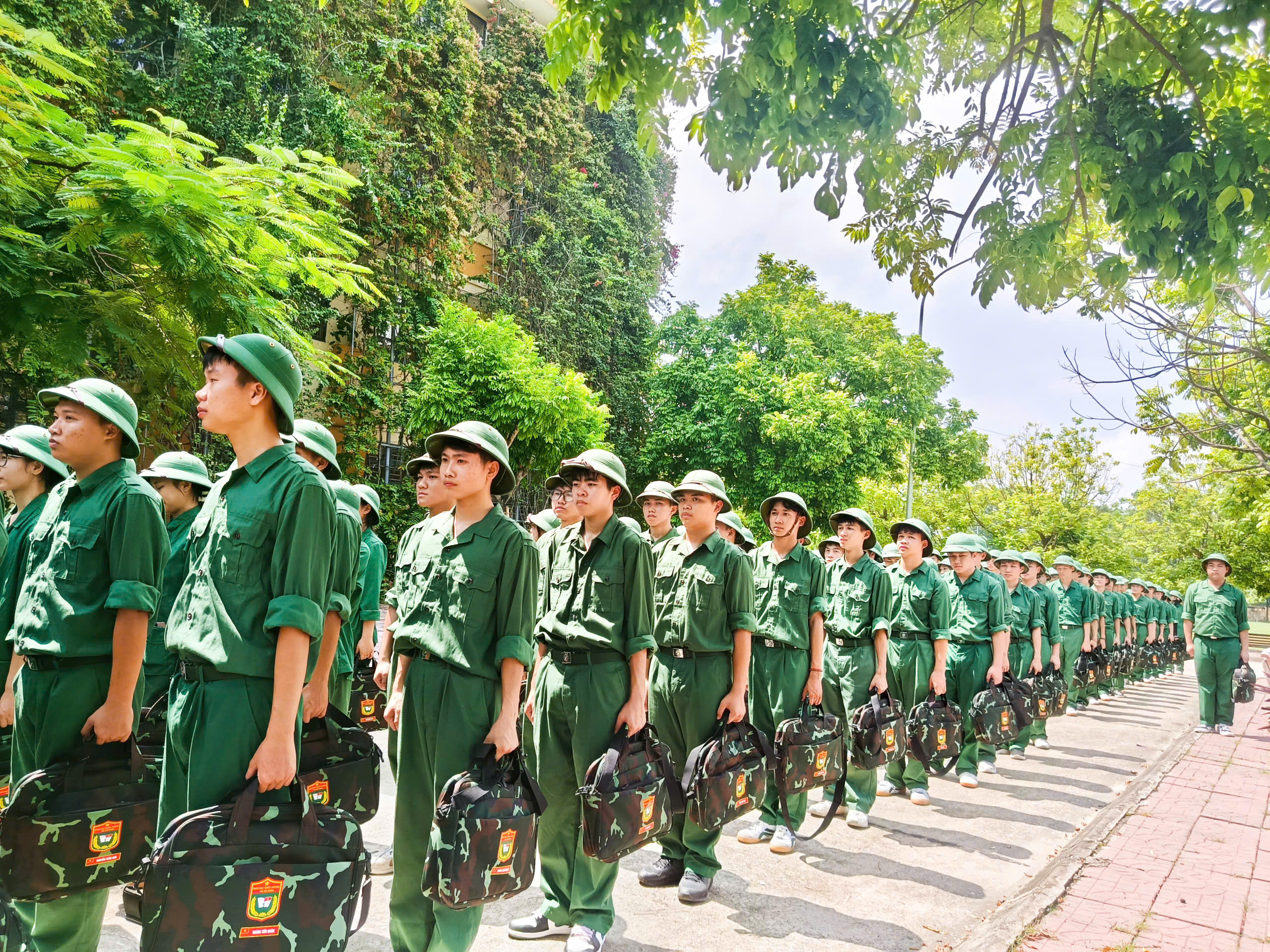 TÂN SINH VIÊN K52 NGÀNH GDQP&AN: KỶ LUẬT TRONG TỪNG BƯỚC CHÂN – BẢN LĨNH TRÊN HÀNH TRÌNH NGHỀ NGHIỆP! 
