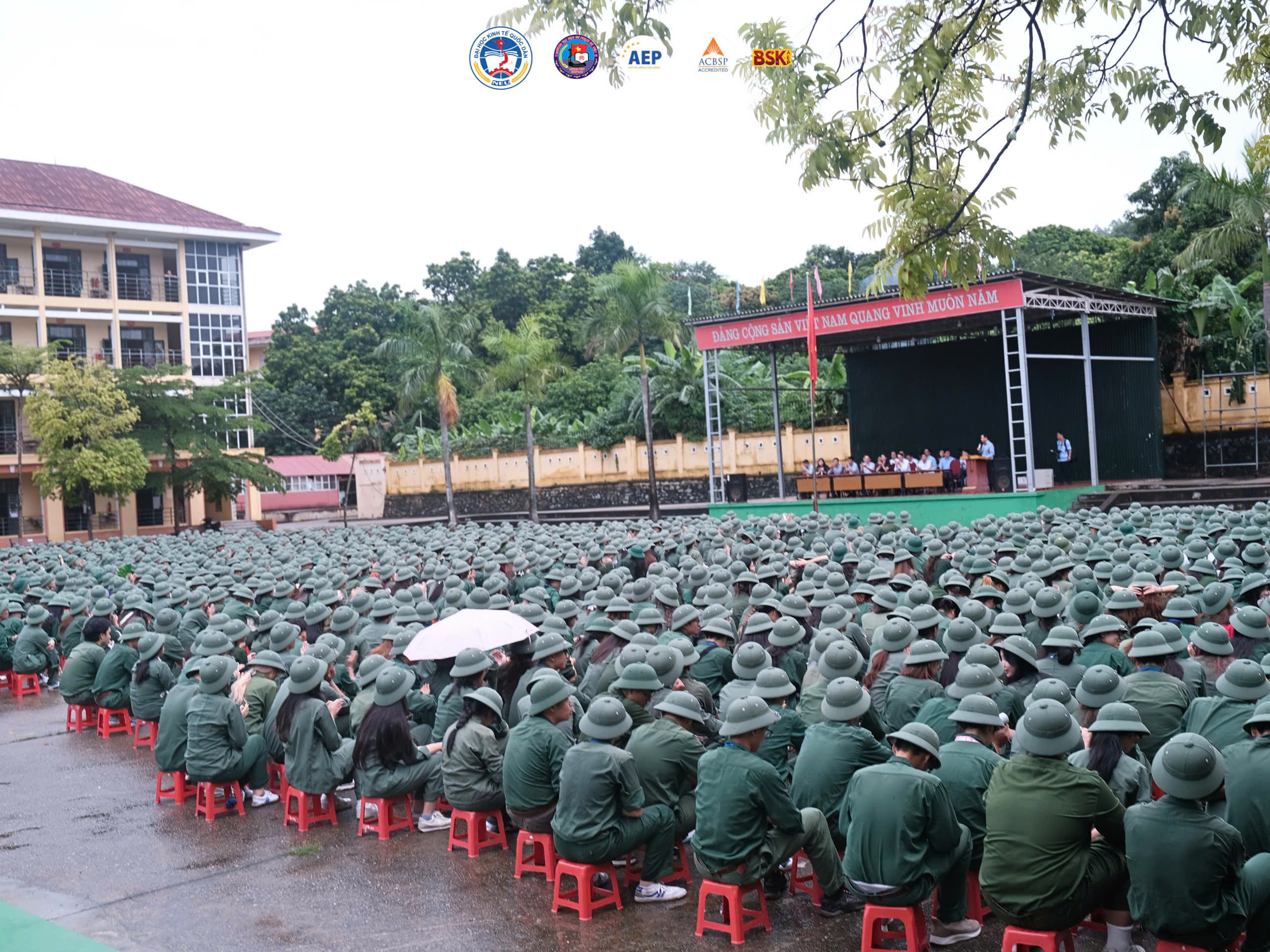 ĐOÀN CÁN BỘ ĐẠI HỌC KINH TẾ QUỐC DÂN THĂM VÀ KIỂM TRA SINH VIÊN HỌC GDQP&AN 