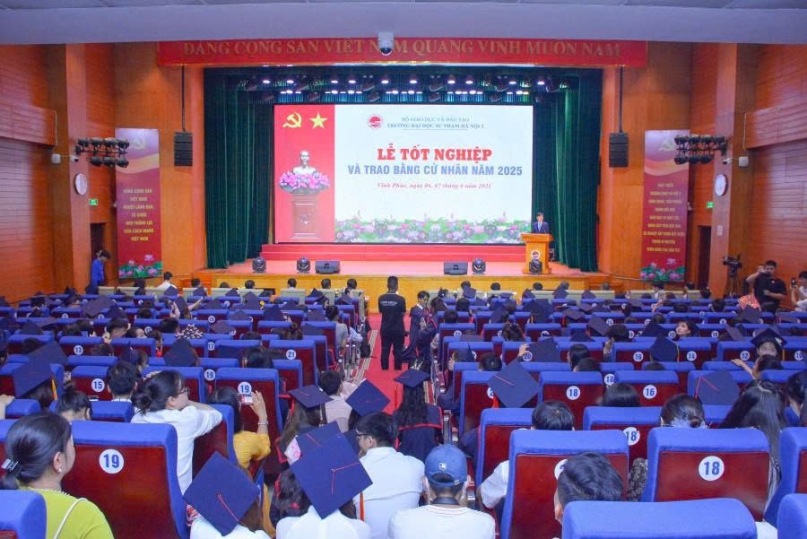 TRAO BẰNG CỬ NHÂN NĂM 2025